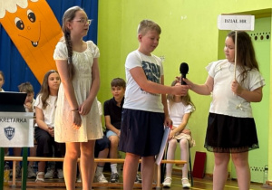 uczniowie występują na scenie