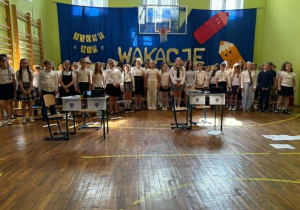 uczniowie występują na scenie