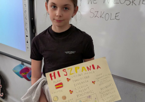 Dziecko przedstawia plakat