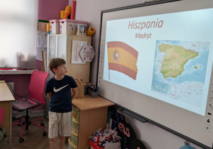 Dziecko przedstawia prezentację