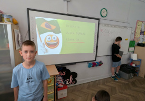 Dziecko przedstawia prezentację