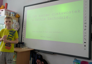 Dziecko przedstawia prezentację