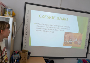 Dziecko przedstawia prezentację