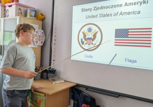 Dziecko przedstawia prezentację