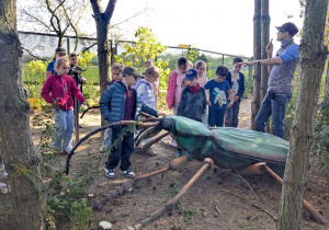 dzieci stoja