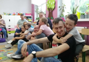 Ludzie siedzący na podłodze