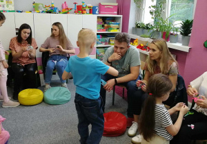 Ludzie z dziećmi siedzący