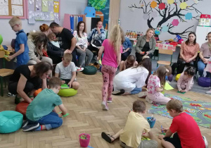 Ludzie z dziećmi siedzący (2)