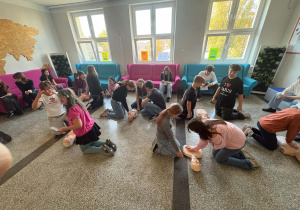 dzeci robią RKO