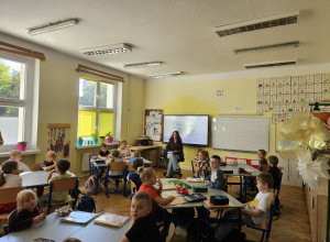 dzieci czytaja ksiazke