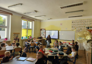 dzieci czytają ksiązke