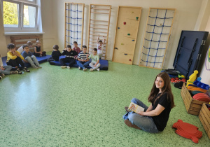 dzieci czytają ksiązke