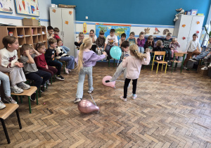 dzieci grają w gry i zabawy