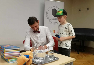 Chłopiec rozmawia z autorem książki.