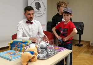 Chłopiec rozmawia z autorem książki.
