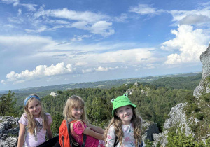 dzieci siedzące na skale