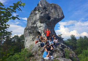 dzieci pozujące na skale