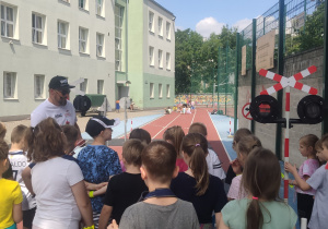 dzieci słuchają zasad drogowych
