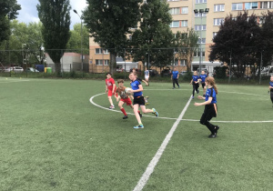 dzieci grają w rugby na boisku