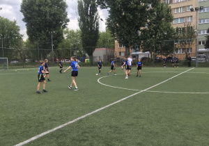 dzieci grają w rugby na boisku