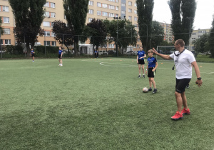 dzieci grają w rugby na boisku