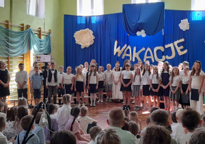 Dzieci śpiewają piosenkę na powitanie wakacji