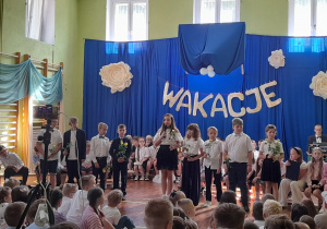 Dzieci przygotowują się do podziękowań z kwiatami