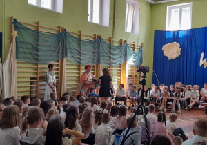 Dzieci wręczają kwiaty pani dyrektor