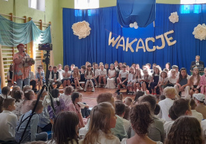 Pani dyrektor przemawia do dzieci