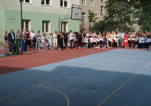 dzieci ustawione na boisku szkolnym