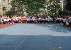 dzieci ustawione na boisku szkolnym