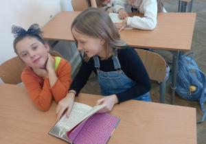 dzieci czytaja ksiazki