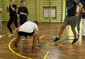 uczniowie na sali gimnastycznej