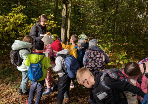 Dzieci i kobieta stoją w parku