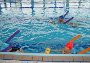 pływające dzieci na basenie