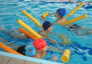 Dzieci pływające w basenie